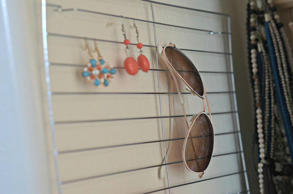 Cooling_Rack_to_Hang_Earings_&_Sunglases_