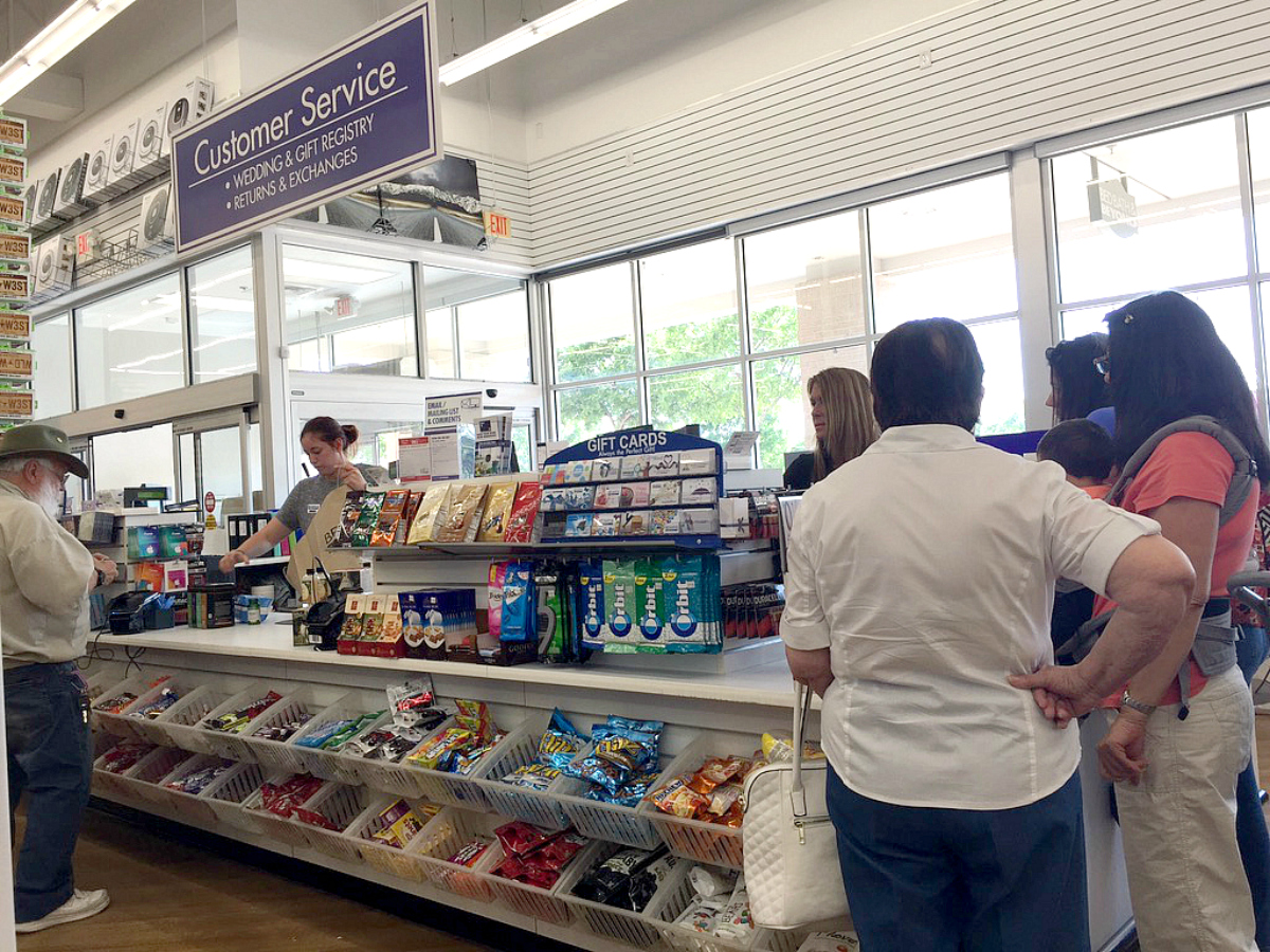 bed bath beyond customer service desk with people in line