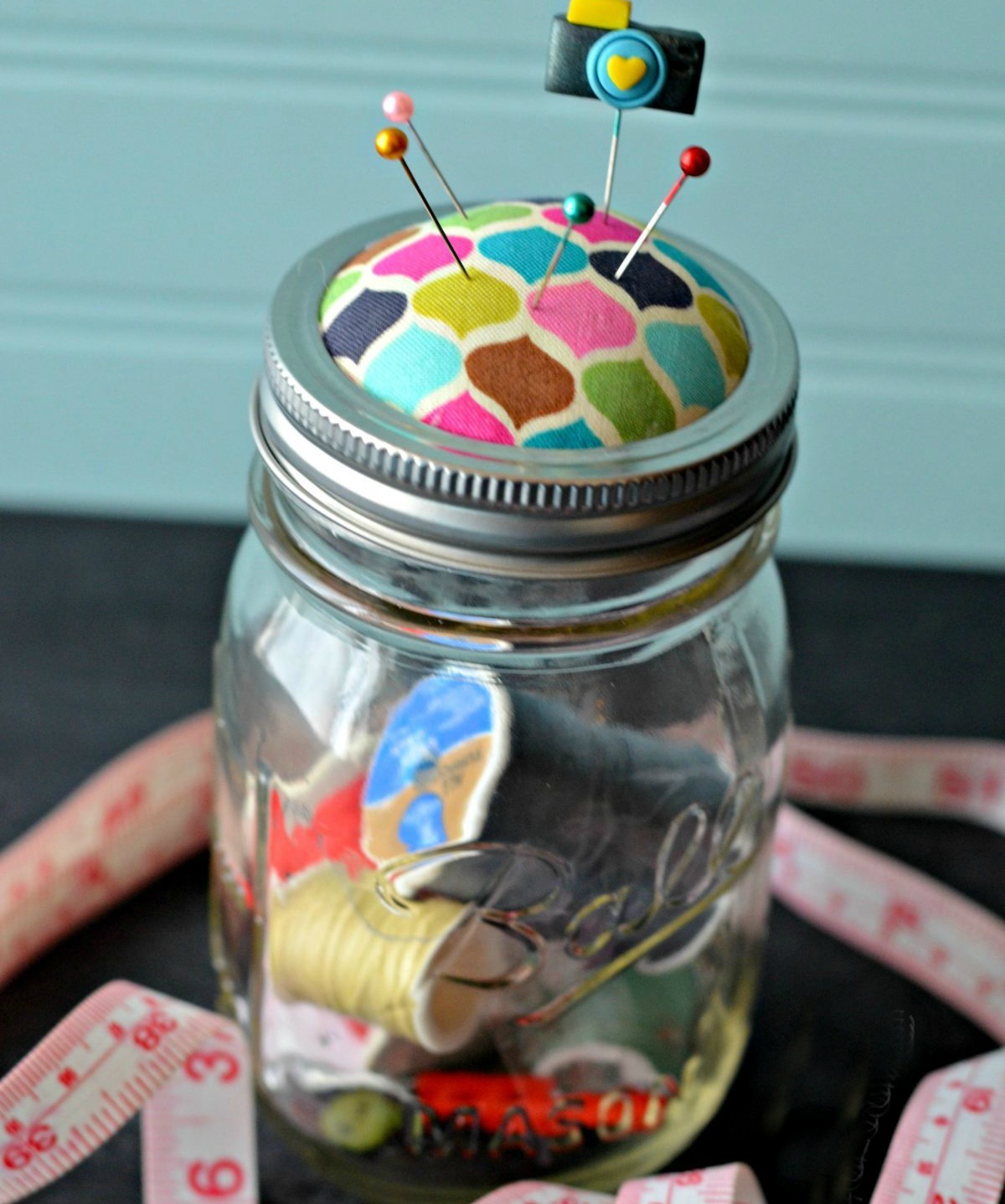 ways to repurpose trash – Mason jar with a pin cushion and sewing supplies