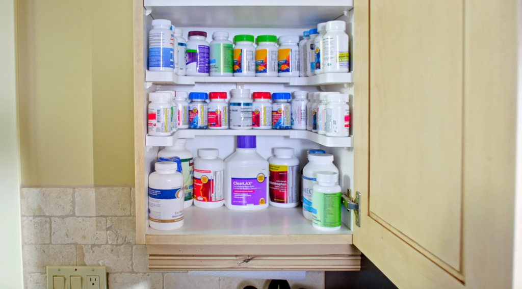 Organizing shelf for medicine 