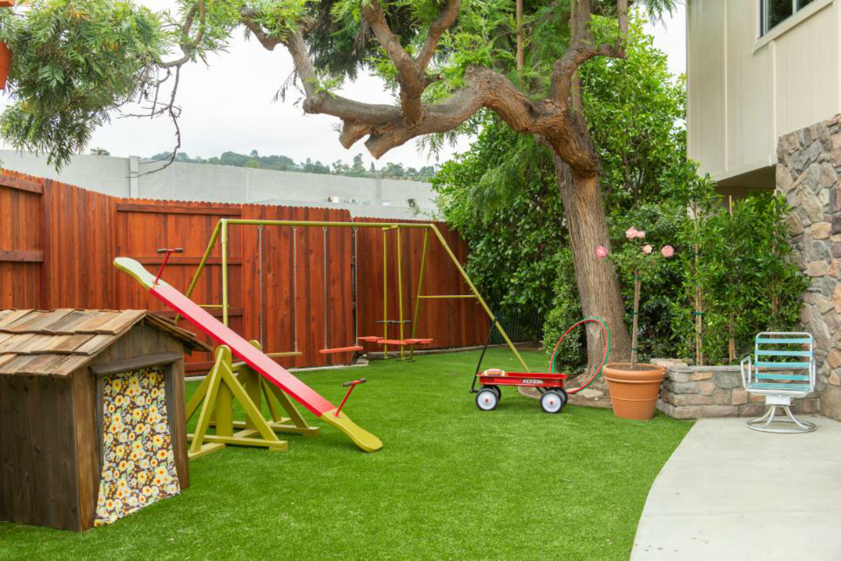 The Brady Bunch House Renovation Is Finally Complete   Brady Bunch Backyard 