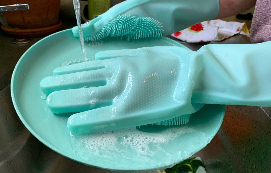 using silicone reusable dish scrubbing gloves to wash plate 