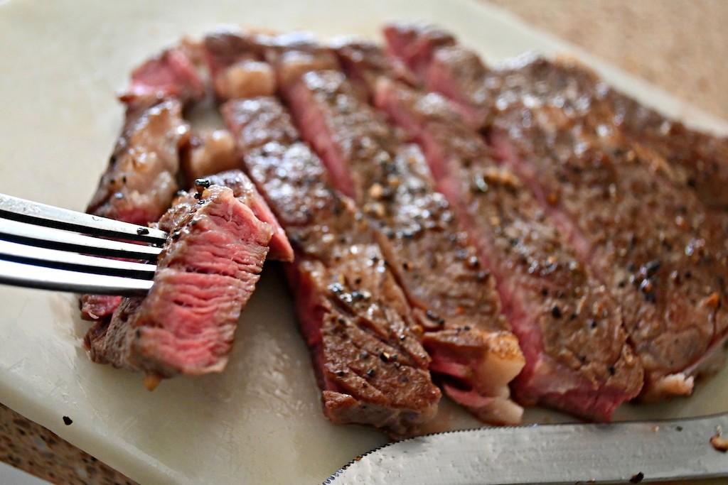 sliced grilled steak 