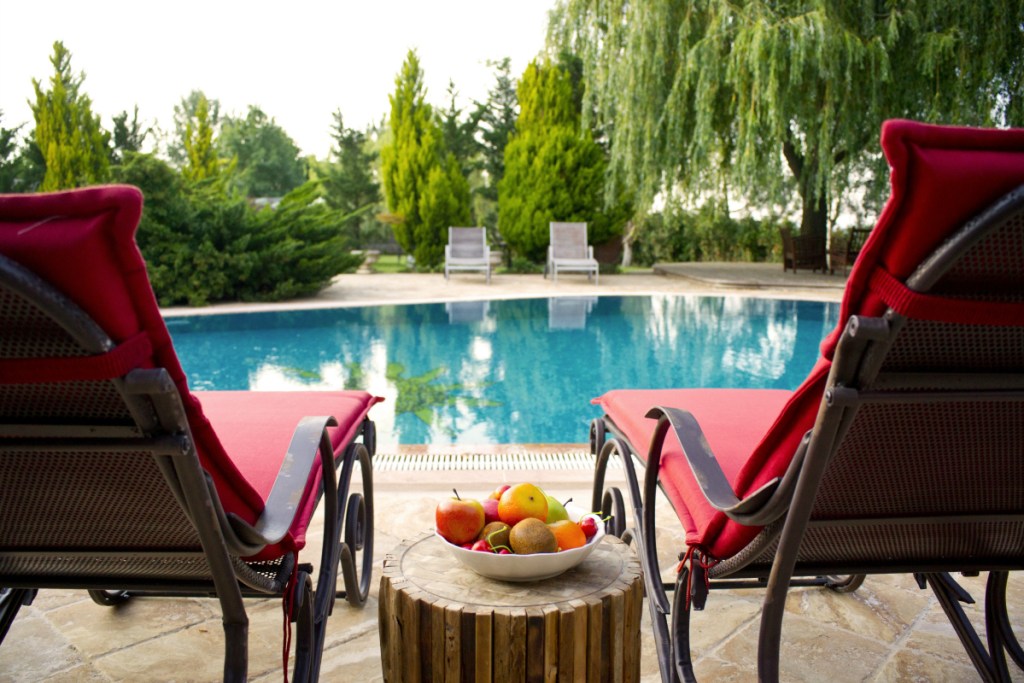 2 red chairs by pool