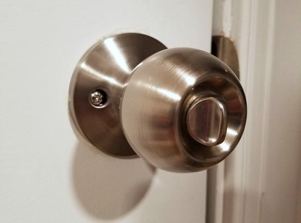 AmazonBasics Entry Door Knob with Lock and Deadbolt