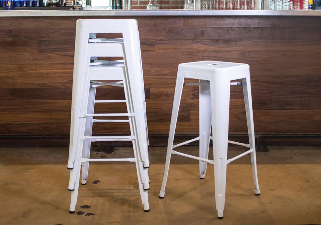 amerihome white stools at the bar
