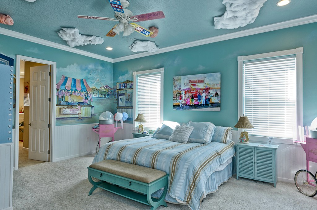 blue bedroom with carnival theme